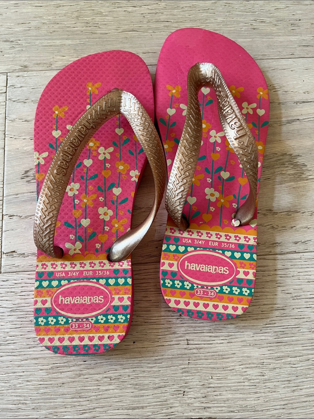 Havaianas size 33/34 Kids Pink Floral Flip Flops with Metallic Gold Straps